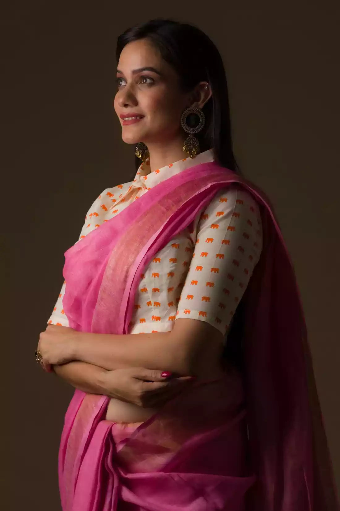 A beautiful lady in Pretty Pink Plain In Pure Linen Saree, a office wear for women