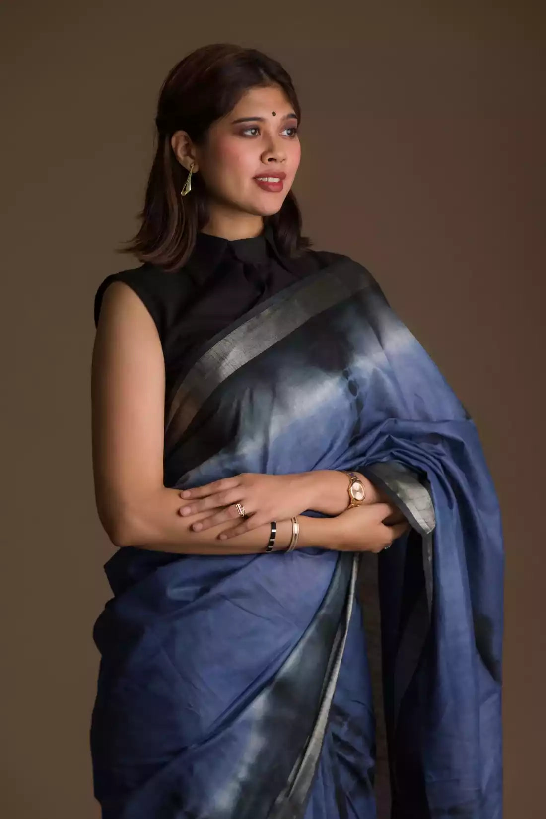 A beautiful lady in Grey Shibori In Cotton Viscose Saree, a office wear for women